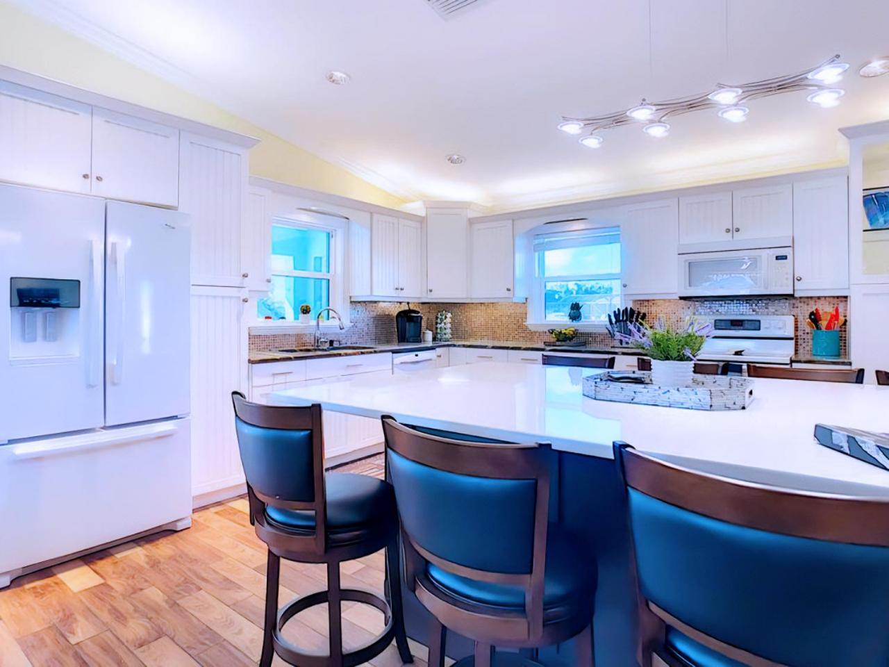 On The Water! Sleeps 12! 2 King Masters, Golf, Fishing, Bbq, Pool, Spa, Pvt Yard *